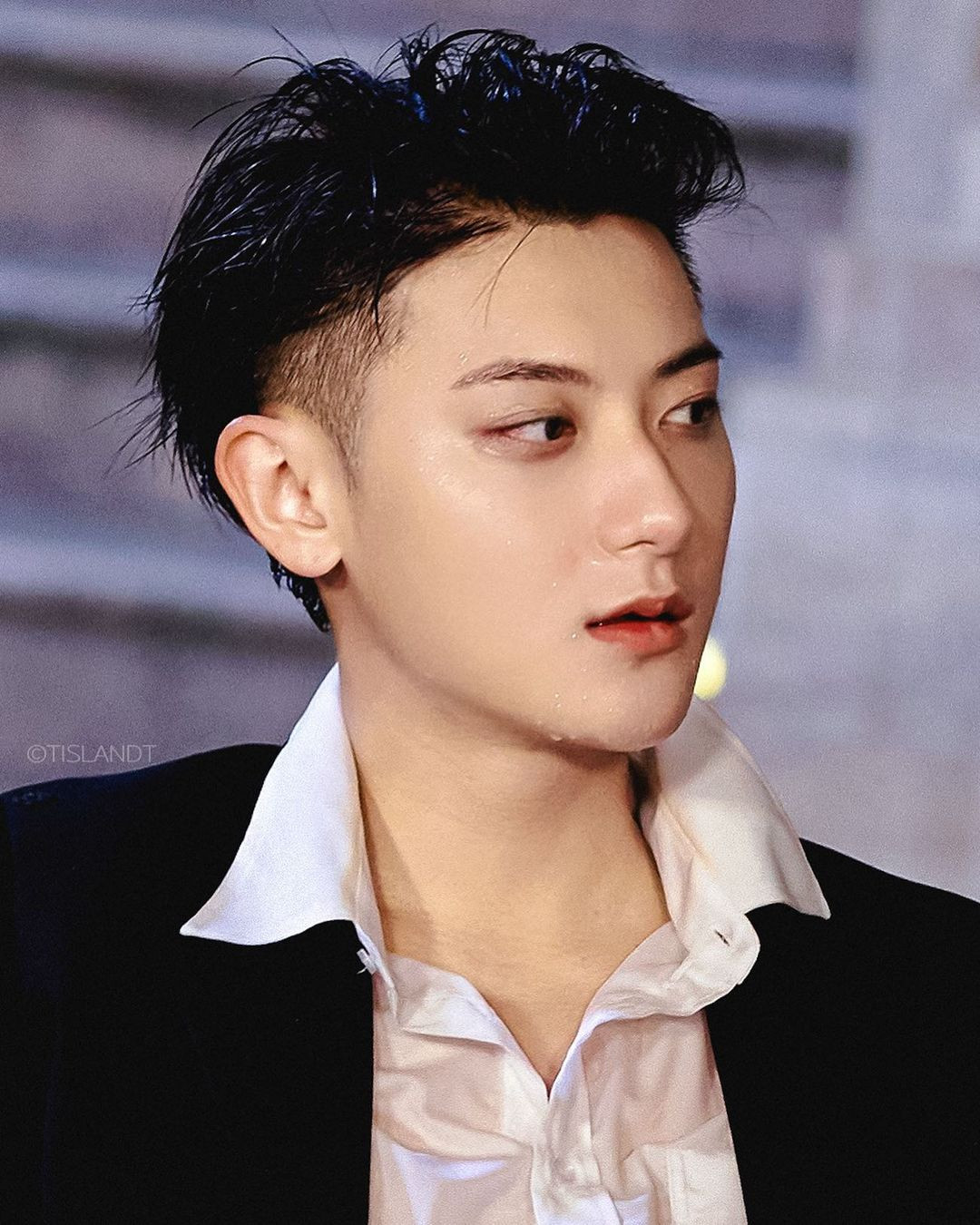 Tương tự Luhan, Hoàng tử Thao là cựu thành viên EXO và hiện đang hoạt động solo ở quê nhà. Anh chốt Top 10 sao nam đẹp trai nhất Trung Quốc năm 2023 với 569 phiếu bầu.