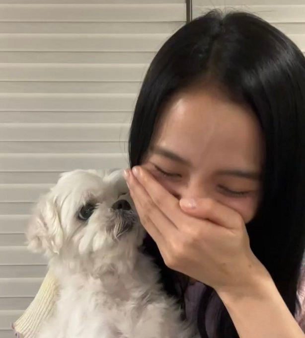 Jisoo và Rosé dường như ám chỉ BlackPink không tan rã. Jisoo và Rosé dường như ám chỉ BlackPink không tan rã.