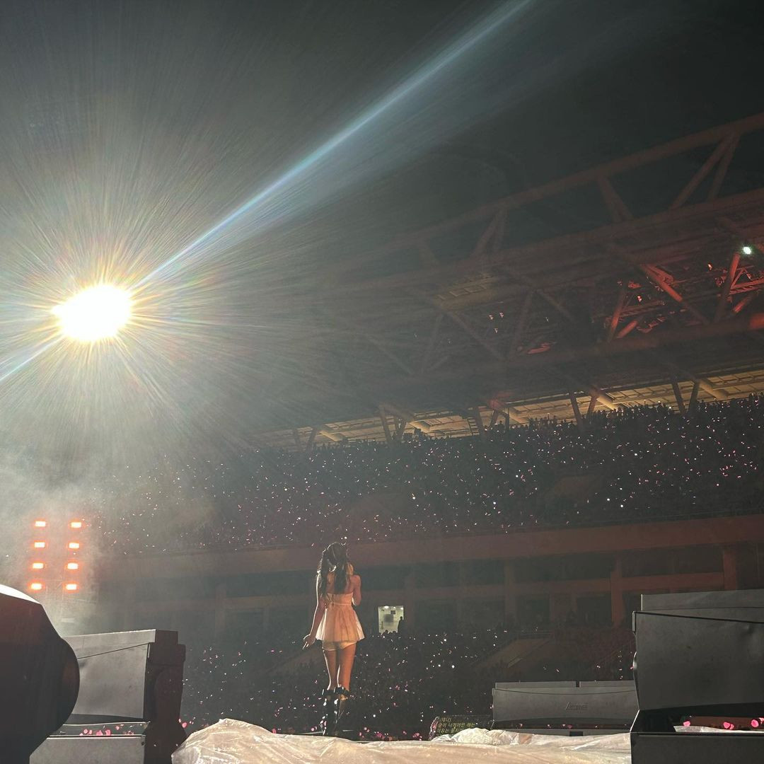 Cảnh tượng Jennie biểu diễn trước hàng chục ngàn khán giả Việt Nam để lại nhiều cảm xúc.