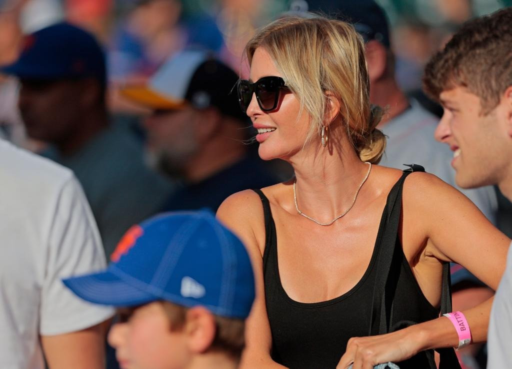 Ái nữ Donald Trump xuất hiện với vẻ ngoài giản dị trong chiếc váy không tay liền thân màu đen khoe thân hình cân đối, khỏe mạnh cùng làn da rám nắng gợi cảm.