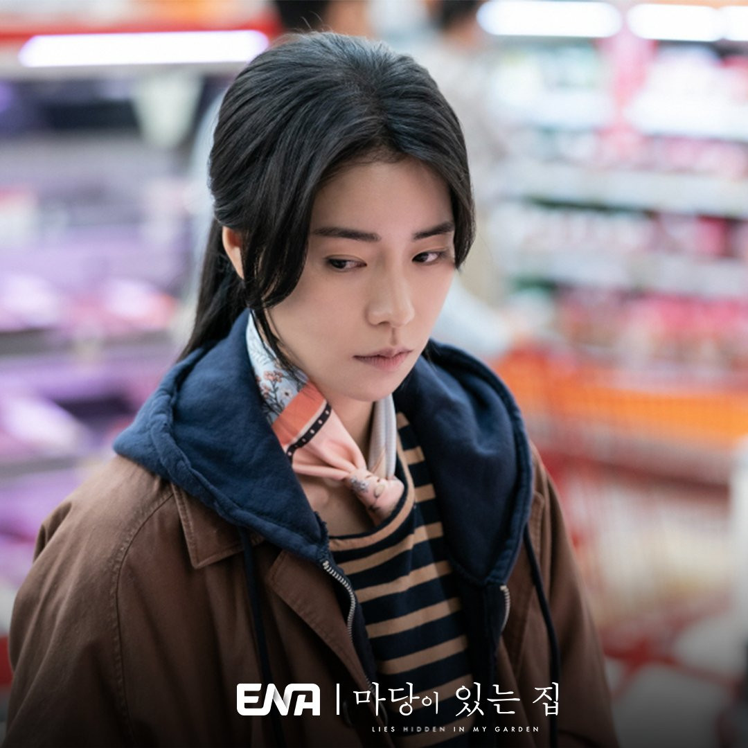 Lim Ji Yeon thủ vai người vợ u uất do thường xuyên bị bạo hành trong phim mới. Ảnh: ENA. Lim Ji Yeon thủ vai người vợ u uất do thường xuyên bị bạo hành trong phim mới. Ảnh: ENA.