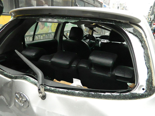 Kính sau của chiếc Yaris bị vỡ nát