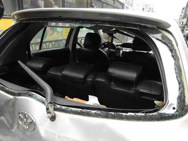 Kính sau của chiếc Yaris bị vỡ nát