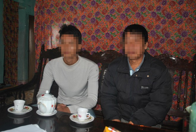 Anh Xoan (áo trắng) và ông Linh kể lại sự việc. Ông Linh nói: “Chúng tôi không sợ bị kẻ xấu hù dọa, trả thù, chỉ mong sao pháp luật sớm tìm ra chân tướng sự việc, trả lại công bằng cho con gái tôi”