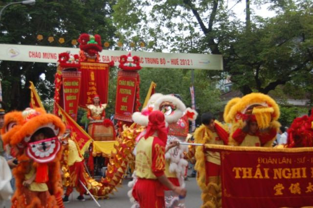 Đội múa Lân dẫn đầu đoàn biểu diễn