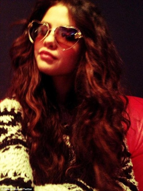 Cô nàng hớn hở pose hình 'tự sướng'