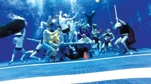 Hiện tượng Harlem Shake được bắt đầu bằng một sự ngẫu hứng của chàng thanh niên 19 tuổi, biệt danh Filthy Frank trên Youtube. Một ngày đẹp trời Filthy Frank ngồi trong phòng cùng bạn bè, mỗi người làm một việc, bỗng có tiếng nhạc vang lên từ một chiếc máy tính. Ai đó đang bật bản Harlem Shake của Baauer. Khi bài ấy vừa chuyển đoạn thì cả đám bật dậy nhảy như điên như loạn. Bài viết: http://news.zing.vn/Ba-Tung-xep-thu-2-trong-top-tu-khoa-hot-nhat-gioi-tre-2013-post378696.html#category Nguồn Zing News 