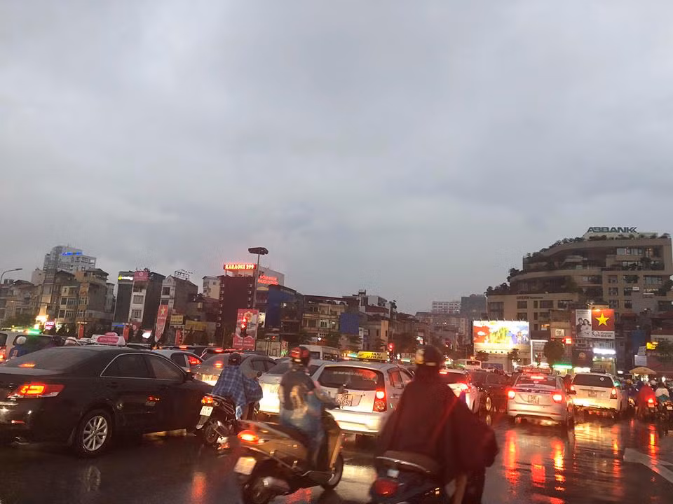 Olympic Việt Nam lỡ chung kết, CĐV vẫn đội mưa hò reo quanh phố ảnh 12