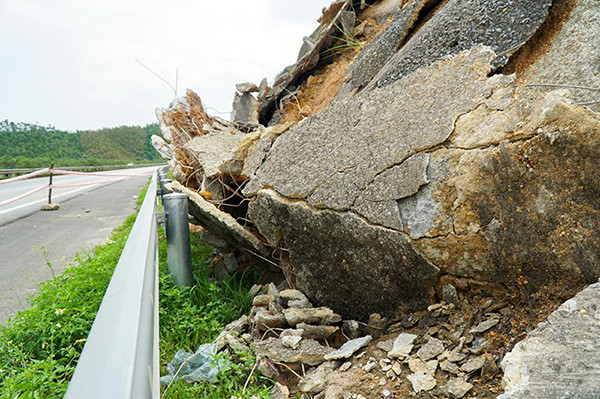 Cận cảnh sạt lở nghiêm trọng trên cao tốc Nội Bài - Lào Cai ảnh 6