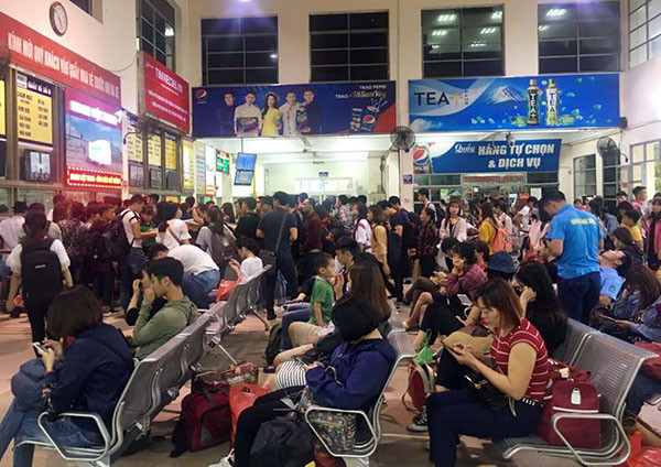 Người dân về quê nghỉ lễ, cửa ngõ thủ đô Hà Nội kẹt cứng ảnh 1