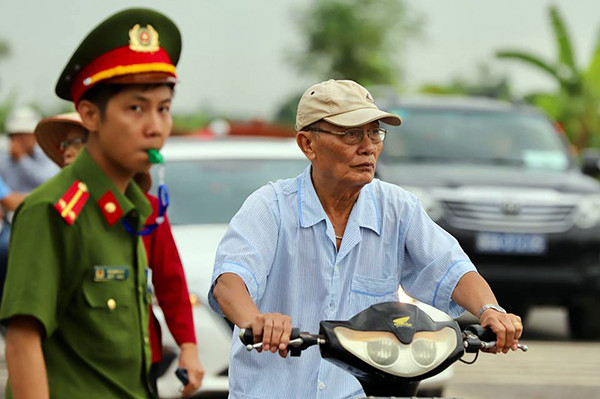 Người dân Ninh Bình ôm di ảnh Chủ tịch nước đón linh cữu ảnh 8