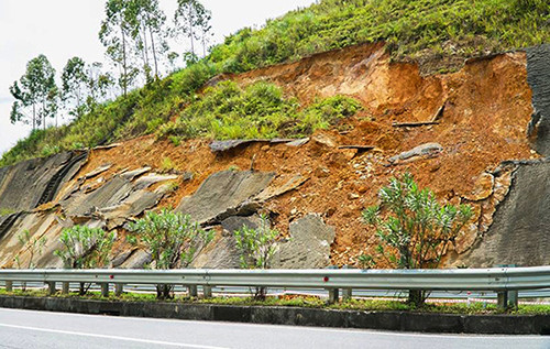 Cận cảnh sạt lở nghiêm trọng trên cao tốc Nội Bài - Lào Cai ảnh 1