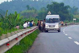 'Xe dù, bến cóc' bủa vây cao tốc Nội Bài - Lào Cai ảnh 4