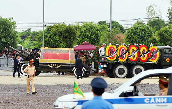 Nghìn người đội mưa đón linh cữu Chủ tịch nước về quê nhà ảnh 11