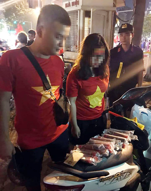 Đôi nam nữ mang hơn 30 quả pháo đi cổ vũ bóng đá sau trận bán kết ảnh 1