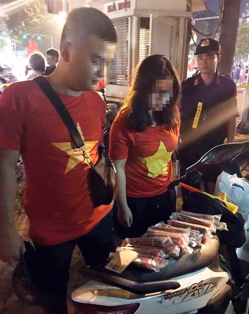 Đôi nam nữ mang hơn 30 quả pháo đi cổ vũ bóng đá sau trận bán kết ảnh 1