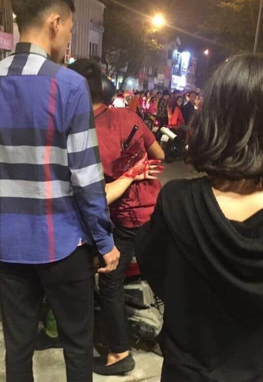 CĐV đi bão sau chiến thắng, hàng loạt tai nạn, ẩu đả trên phố Hà Nội ảnh 2