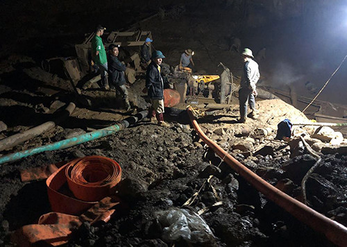 Người thân trắng đêm chờ tìm hai phu vàng mắc kẹt ở Hòa Bình ảnh 4