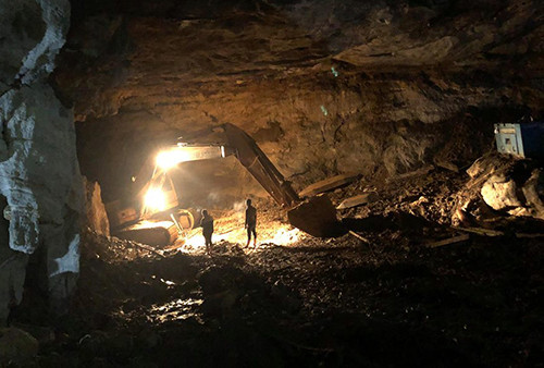 Người thân trắng đêm chờ tìm hai phu vàng mắc kẹt ở Hòa Bình ảnh 2