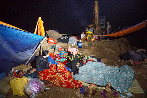 Người thân trắng đêm chờ tìm hai phu vàng mắc kẹt ở Hòa Bình ảnh 8