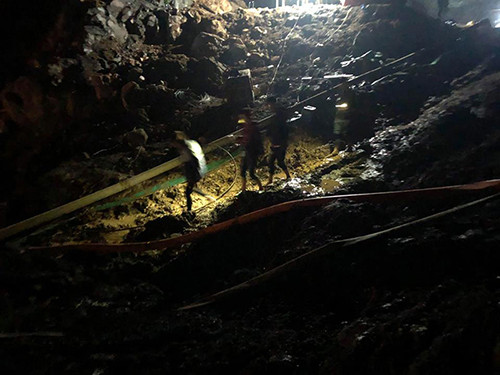 Người thân trắng đêm chờ tìm hai phu vàng mắc kẹt ở Hòa Bình ảnh 7