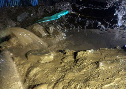 Người thân trắng đêm chờ tìm hai phu vàng mắc kẹt ở Hòa Bình ảnh 6