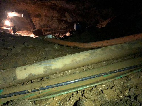 Người thân trắng đêm chờ tìm hai phu vàng mắc kẹt ở Hòa Bình ảnh 5