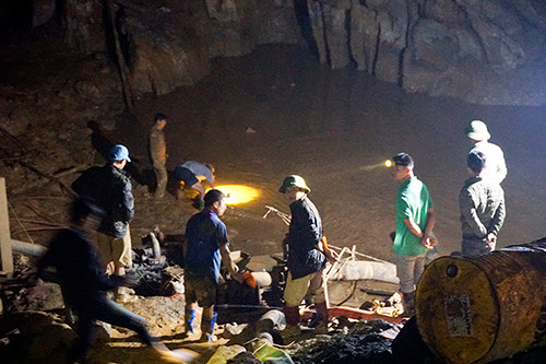 Người thân trắng đêm chờ tìm hai phu vàng mắc kẹt ở Hòa Bình ảnh 3