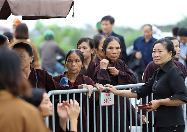 Người dân Ninh Bình ôm di ảnh Chủ tịch nước đón linh cữu ảnh 3