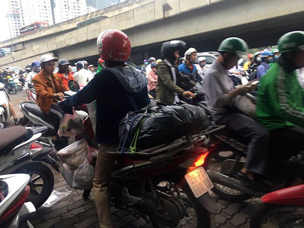 Người dân về quê nghỉ lễ, cửa ngõ thủ đô Hà Nội kẹt cứng ảnh 6