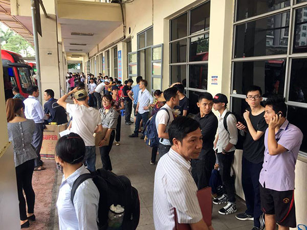 Người dân về quê nghỉ lễ, cửa ngõ thủ đô Hà Nội kẹt cứng ảnh 4