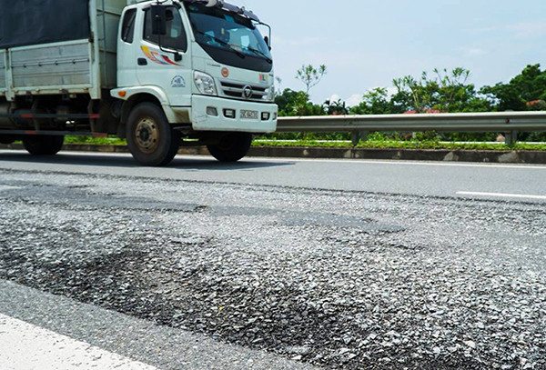 Cận cảnh sạt lở nghiêm trọng trên cao tốc Nội Bài - Lào Cai ảnh 9