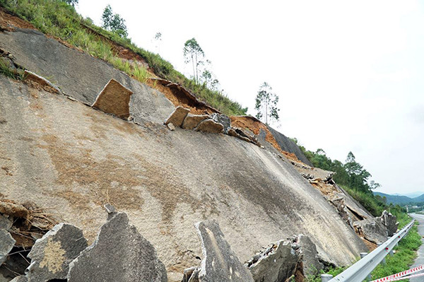 Cận cảnh sạt lở nghiêm trọng trên cao tốc Nội Bài - Lào Cai ảnh 2