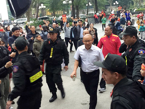 Cảnh sát dẫn đường cho tuyển Việt Nam tới 'chảo lửa' Mỹ Đình ảnh 9