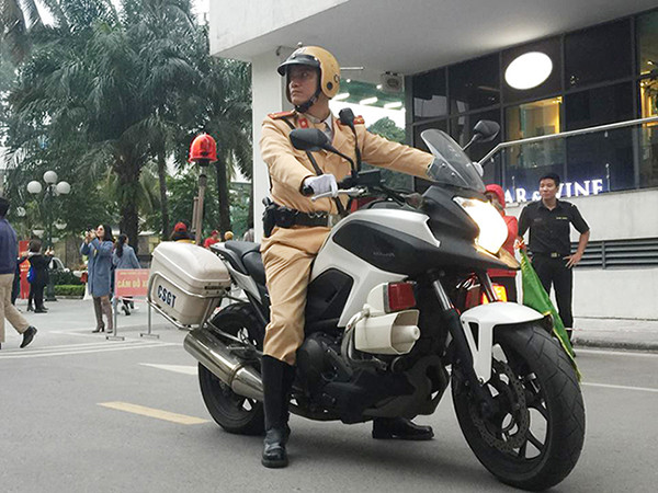 Cảnh sát dẫn đường cho tuyển Việt Nam tới 'chảo lửa' Mỹ Đình ảnh 11