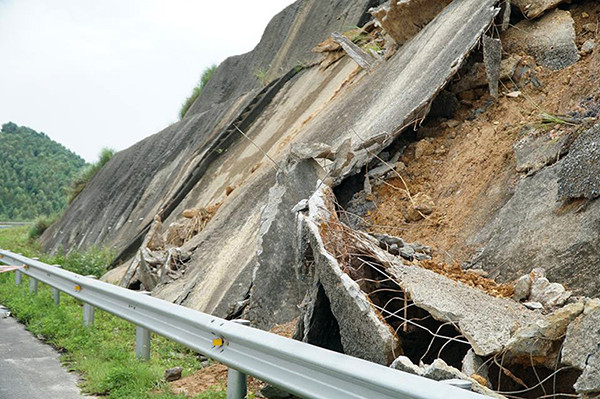 Cận cảnh sạt lở nghiêm trọng trên cao tốc Nội Bài - Lào Cai ảnh 5