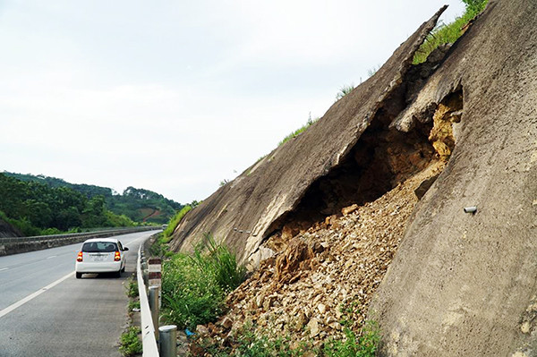 Cận cảnh sạt lở nghiêm trọng trên cao tốc Nội Bài - Lào Cai ảnh 7