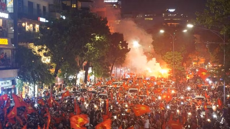 Olympic Việt Nam lỡ chung kết, CĐV vẫn đội mưa hò reo quanh phố ảnh 4