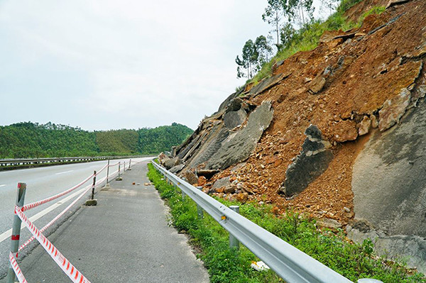 Cận cảnh sạt lở nghiêm trọng trên cao tốc Nội Bài - Lào Cai ảnh 3