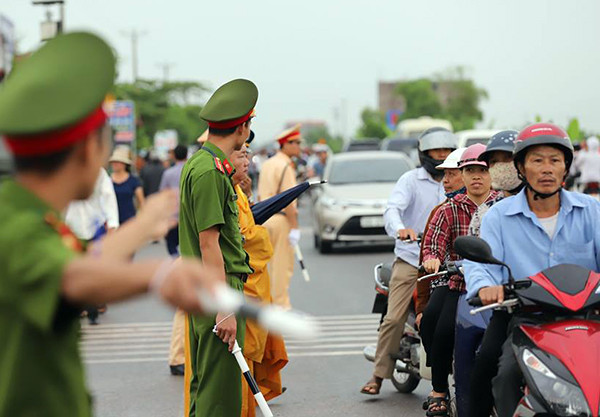 Người dân Ninh Bình ôm di ảnh Chủ tịch nước đón linh cữu ảnh 6
