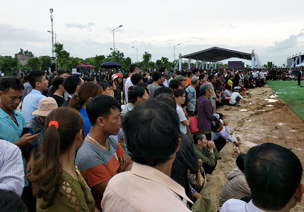 Người dân Ninh Bình ôm di ảnh Chủ tịch nước đón linh cữu ảnh 2