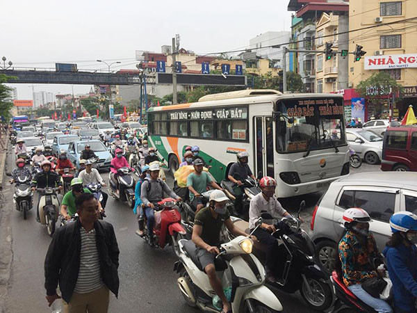 Người dân về quê nghỉ lễ, cửa ngõ thủ đô Hà Nội kẹt cứng ảnh 10