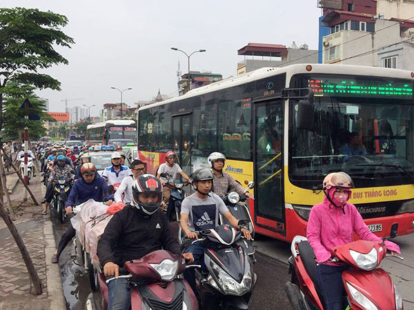 Người dân về quê nghỉ lễ, cửa ngõ thủ đô Hà Nội kẹt cứng ảnh 8