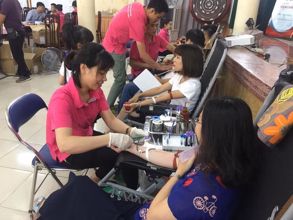 Nhóm cựu học sinh trở lại trường cấp 3 hiến máu cứu người ở Hà Nội ảnh 1