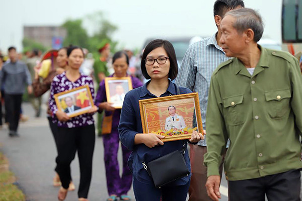 Người dân Ninh Bình ôm di ảnh Chủ tịch nước đón linh cữu ảnh 4