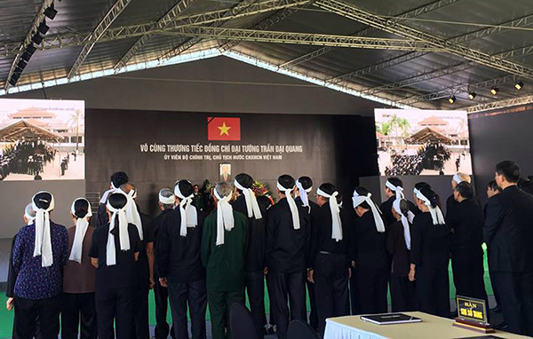 Người dân quê nhà viếng Chủ tịch nước Trần Đại Quang ảnh 6