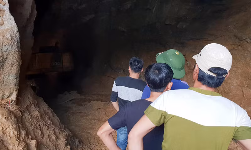 Tìm thấy một thi thể phu vàng sau 7 ngày kẹt trong hang ở Hòa Bình ảnh 1