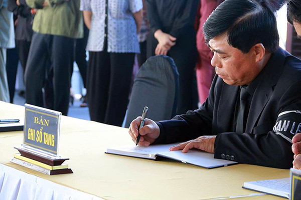 Người dân quê nhà viếng Chủ tịch nước Trần Đại Quang ảnh 9