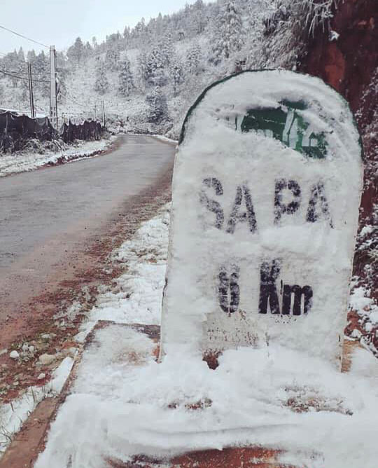 Sapa ngày thứ 2 xuất hiện băng tuyết, du khách thích thú chụp ảnh ảnh 5