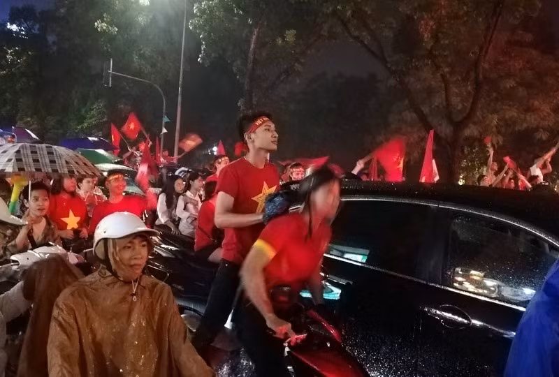 Olympic Việt Nam lỡ chung kết, CĐV vẫn đội mưa hò reo quanh phố ảnh 9